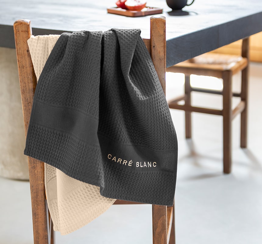 Nappe avec des serviettes dans un linge de table en tissu pur coton blanc  tailles différentes Mesure Cm. 140x140 + 4 serviettes